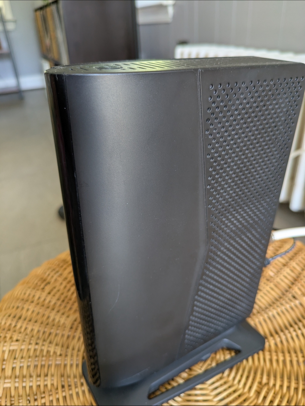 Black Wireless Gateway Router - High-Speed Networking - Picture 4 of 4
